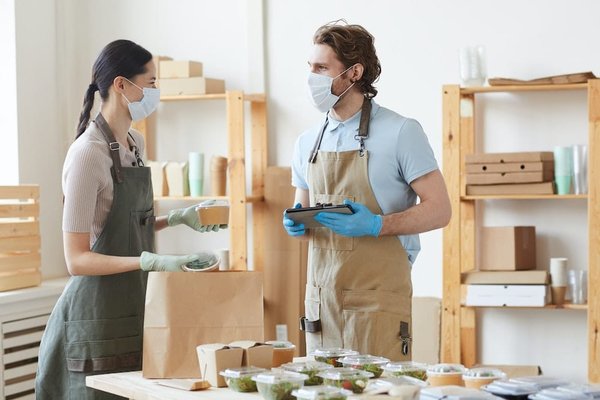 Comment augmenter l'efficacité du service slicé au tennis?