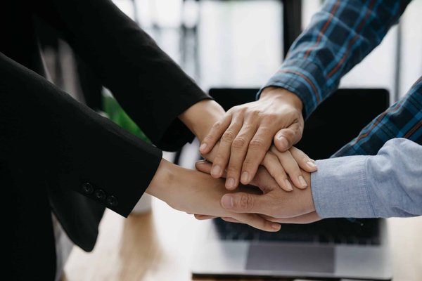 Quels sont les entraînements pour améliorer la coordination en doubles au badminton?